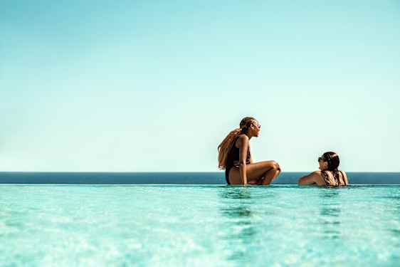 To kvinder i pool