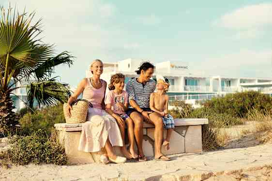 Familie foran Sunwing Sandy Bay Beach