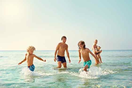 Familie leger i vandet