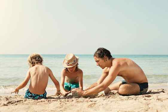 Far med to børn ved Sunwing Sandy Bay Beach