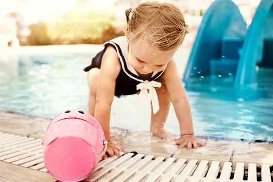 Baby ved poolen på Sunwing