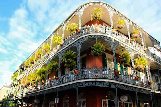 Bygning med smukke altaner i French Quarter