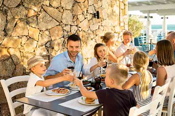 Familie spiser middag på Family Garden