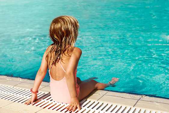 Lille pige sidder i pool