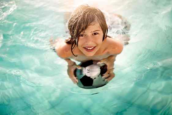 Dreng bader i pool på Family Garden