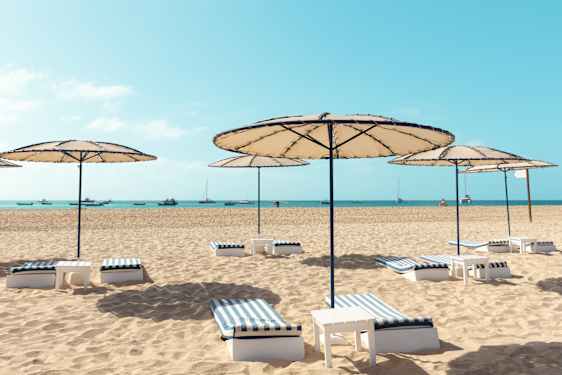 Solsenge på stranden