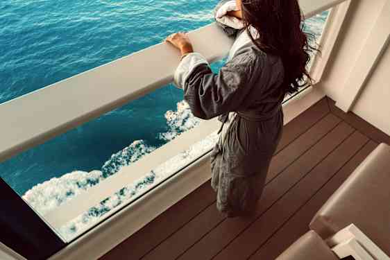 Kvinde på balkon på Celebrity Cruises