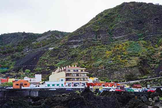 Garachico og bjerge i baggrunden