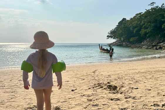 Anine Stang i Thailand med små børn