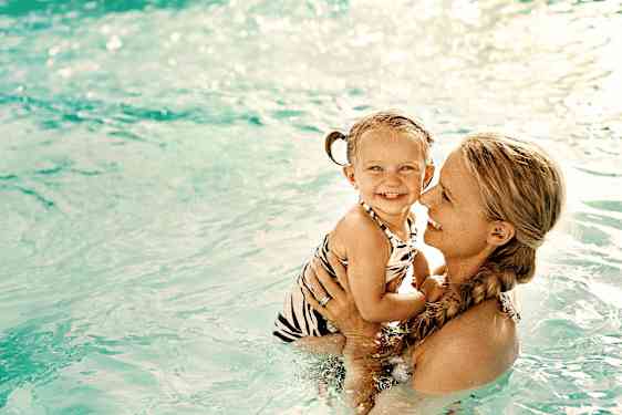 mor og datter leger i poolen