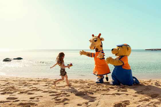 Lollo & Bernie på stranden med lille pige