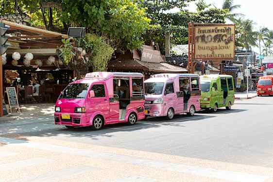 Tre farveriger tuktuk'ere på vejen