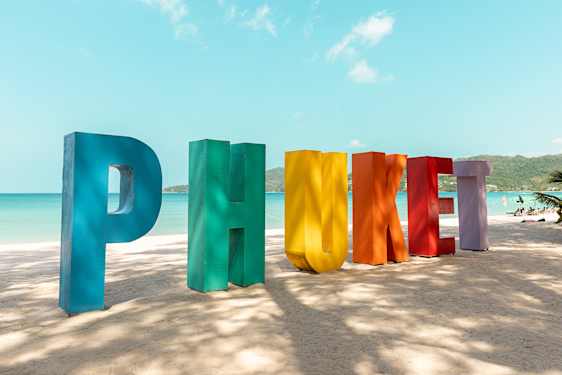 Phuket skrevet i store bogstaver på stranden