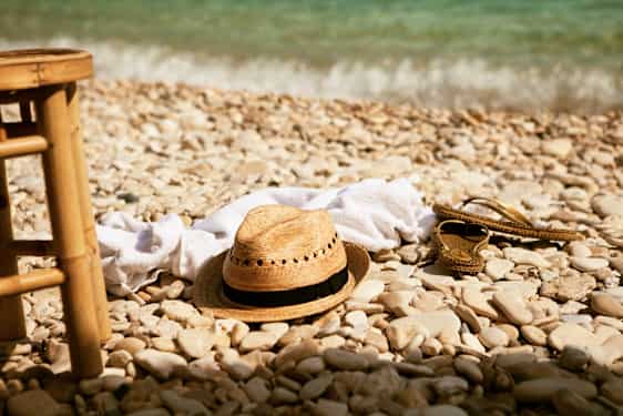 En hat ligger på stranden