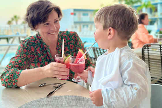 Lottie Knutson og barnebarn drikker en vandmelonjuice