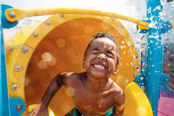 Dreng har det sjovt i vandrutsjebane