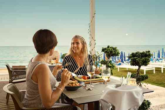 To kvinder spiser mad på Sunprime Protaras Beach