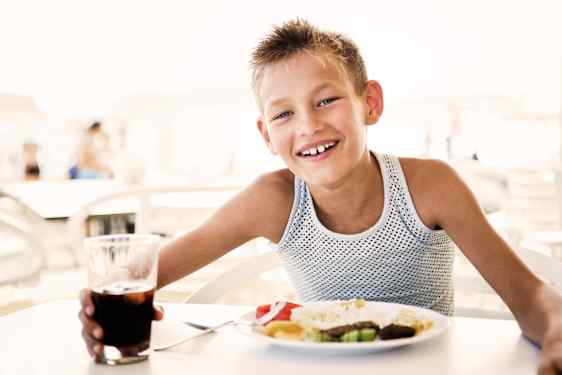 Dreng spiser mad på Family Garden