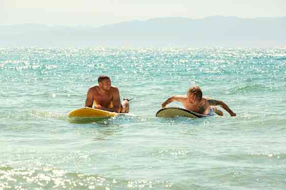 mand og kvinde på hver deres surfbræt