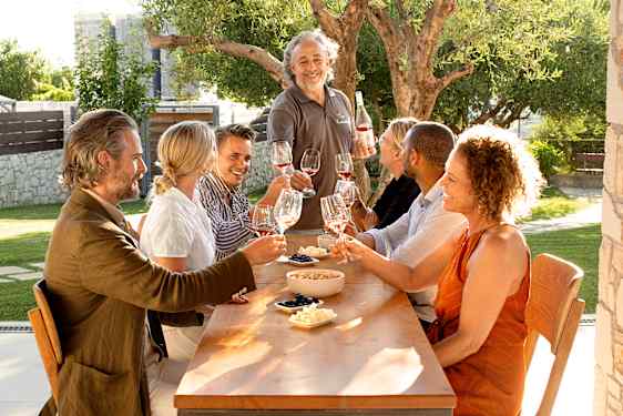 Gruppe drikker dejlig vin