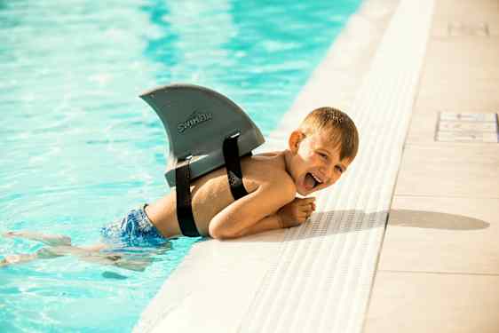 Dreng i pool