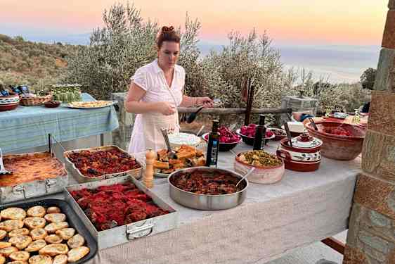 Gruppe spiser mad på Lesbos