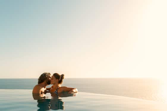 Par i infinity pool på Gran Canaria