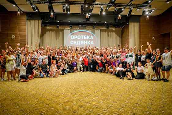 Et hold af folkedansere