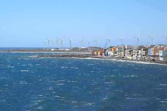 Kyst med huse og vindmøller