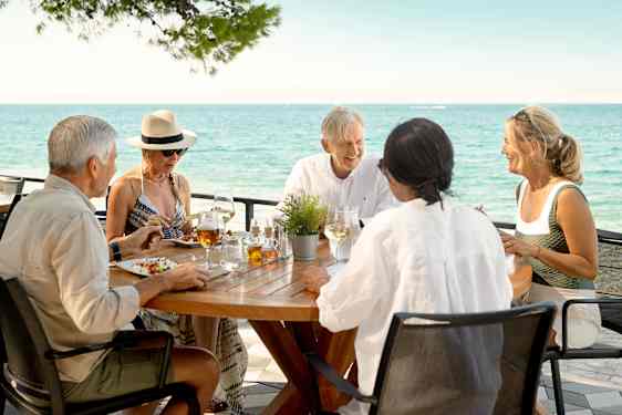 Gruppe spiser sammen