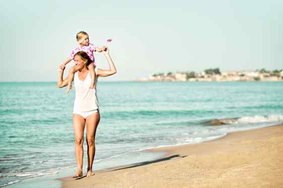 Mor og datter ved vandet