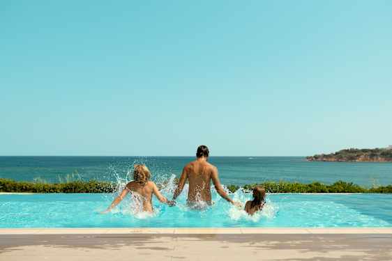 Familie hopper i pool