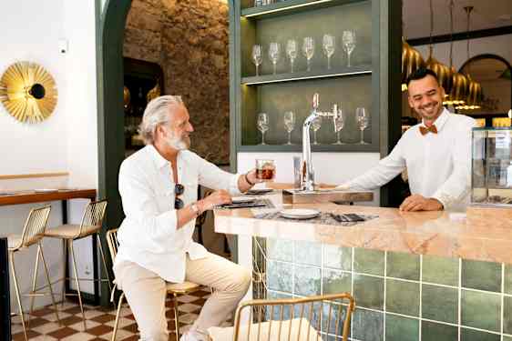 Mænd på en café i Spanien