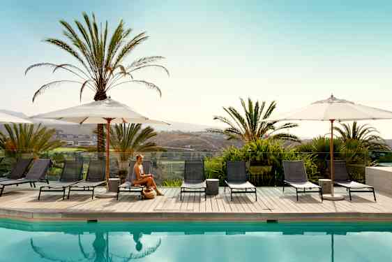 kvinde ved pool på gran canaria