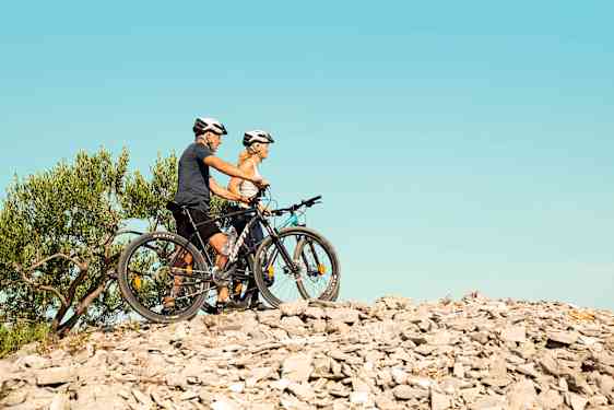 Mand og kvinde med cykler