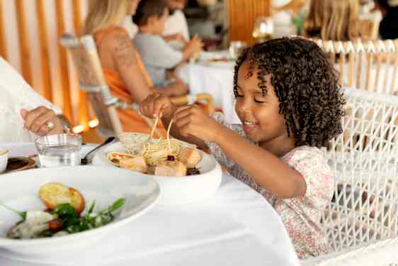 lille pige spiser mad