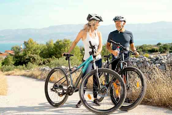 Mand og kvinde med cykler