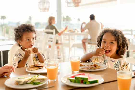 To børn spiser vandmelon