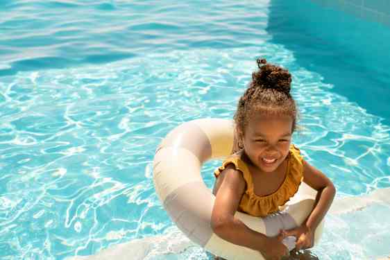 Pige i pool