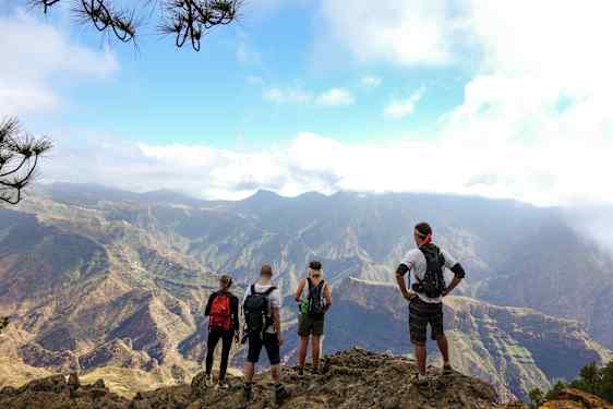 Fire mennesker på vandretur i bjergene