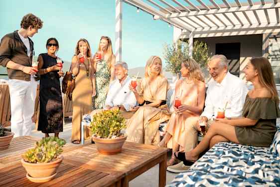 Gruppe af mennesker hygger sig på en terrasse | grupperejser