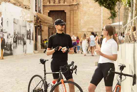 To personer tager en pause på cykelturen og nyder en is