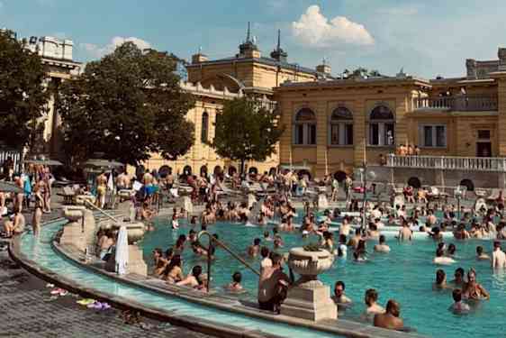 Folk der bader i et bassin