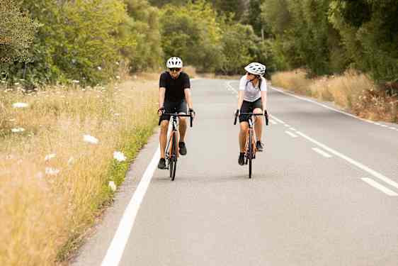 Mand og kvinde på cykelferie