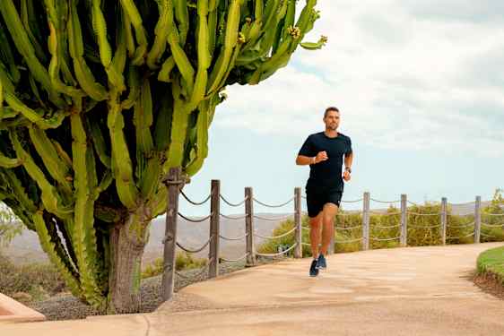 Mand løber på ferien