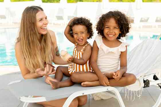 Familie ved poolen