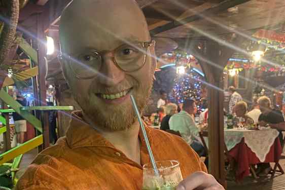 Chris nyder en drink