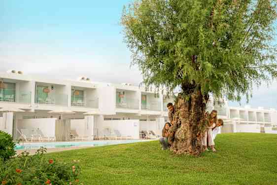 Familie gemmer sig bag et træ - ferier du ikke vil hjem fra