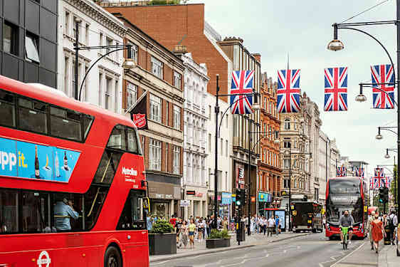 Rød bus og Union Jack på Oxford Street