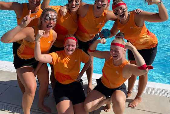 Spies-guider ved poolen